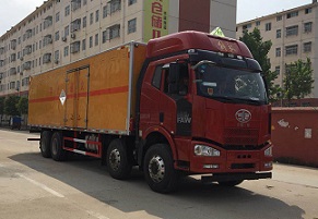 程力威牌CLW5320XZWC5型雜項(xiàng)危險(xiǎn)物品廂式運(yùn)輸車(chē)