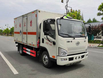 程力威牌CLW5040XZWC6型雜項(xiàng)危險(xiǎn)物品廂式運(yùn)輸車