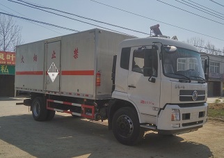 程力威牌CLW5183XZWD5型雜項(xiàng)危險(xiǎn)物品廂式運(yùn)輸車