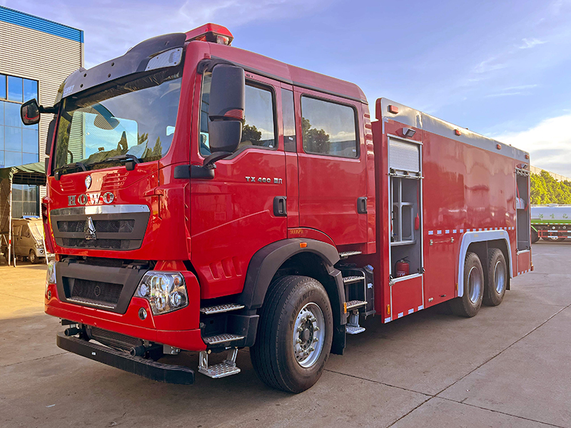 重汽豪沃12T水罐消防車