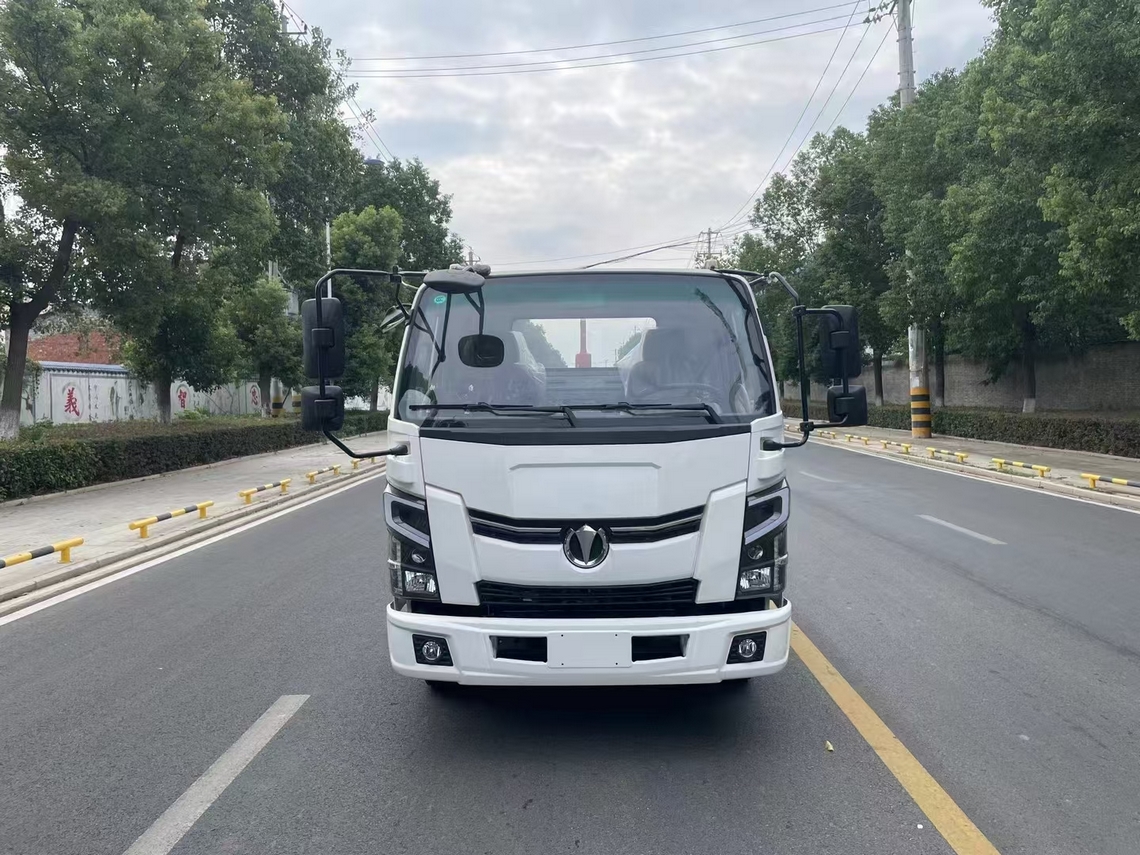飛碟奧馳混動勾臂垃圾車